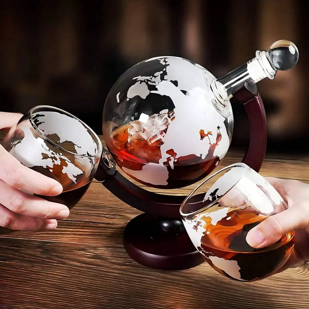 Decanter Globe Set With 2 Etched Glasses